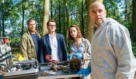 Morden im Norden – Am Fundort der Leiche werden Finn Kiesewetter (Sven Martinek, l.) und Lars Englen (Ingo Naujoks, 2.v.l.) schon von Ida Müller-Dogan (Amelie Plaas-Link, 2.v.r.) und Rechtsmediziner Dr. Henning Strahl (Christoph Tomanek, r.) empfangen.