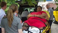 Mein Leben mit 300 kg – Marla on a stretcher with paramedics outside.