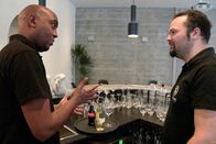 Signes – Signes Vroom, mehr als ein Restaurant Mehari Afewerki (l.) führt einen Mitarbeiter ein.