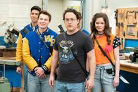 The Goldbergs – (v.li.) Niko Guardado (Rubén Amaro, Jr.), Zayne Emory (JC Spink), Sean Marquette (Johnny Atkins), Alex Jennings (Carla).