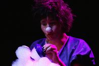 Kulturplatz – Clownin Lisa Bögli bei einem Kunststück mit Schaum