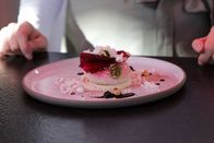 Süße Revoluzzer – Fertiges Desser von Lisa Krispel mit Wollschweinspeck während Servus TV's Junge Wilde Patisierie Dreh, im Krispel Restaurant "Genusstheater" am 19.2.2023 in Hof bei Staden, Steiermark, Österreich