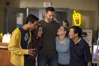 Community – Während Abed (Danny Pudi, l.), Annie (Alison Brie, 2.v.l.), Britta (Gillian Jacobs, 2.v.r.) und Chang (Ken Jeong, r.) ganz wild auf den Kurs über das Trickbetrügen sind, ahnt Jeff (Joel McHale, M.) böses - vielleicht auch, weil er seinen Ruf als cooler Bad Boy des Colleges nicht verlieren möchte ...
