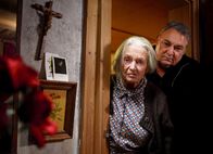 Hunkeler und der Fall Livius – Stephanie Glaser als Sonja Flückiger erinnert sich an ihren ehemaligen Geliebten Livius. Rechts Mathias Gnädinger als Peter Hunkeler
