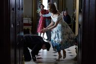 Father Brown – Der blinde Alexander Walgrave (Jarrad Ellis Thomas) ist gestürzt. Lucy Dawes (Holly Weston) hilft ihm wieder aufzustehen.