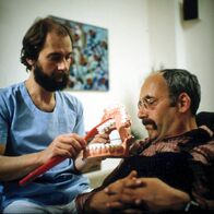Löwenzahn Classics – Peter Lustig (r.) muss zum Zahnarzt (l.).