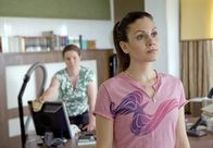 Der Dicke – Yasmin (Sophie Dal, r.) kann sich nicht auf die Arbeit in der Kanzlei konzentrieren - ihr Vater hat einen Herzinfarkt erlitten. Schließlich muss die überforderte Gudrun (Katrin Pollitt, l.) für sie einspringen.