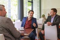 Die Rosenheim-Cops – Stadler (Dieter Fischer, l.) und Hansen (Igor Jeftic, r.) befragen Mark Wolf (Tobias van Dieken, M.), den Manager des ermordeten Schachspielers.