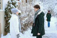 Sturm der Liebe – Denise (Helen Barke, r.) bekommt einen Streit zwischen Annabelle (Jenny Löffler, l.) und Joshua (Julian Schneider, M.) mit.