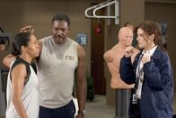 Miss Undercover 2 – Das FBI will den größten PR-Coup in seiner Geschichte optimal nutzen und schiebt sein neues Aushängeschild Gracie Hart (Sandra Bullock, r.) ständig ins Rampenlicht. Ihre neue Partnerin Sam Fuller (Regina King, l.), eine hartgesottene und ehrgeizige Agentin, ist davon überhaupt nicht angetan ...