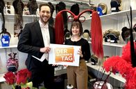 Der geschenkte Tag – Moderator Sven Kroll (l) mit Kandidatin Kira Hartmann in der Gaderobe des Musical Moulin Rouge.