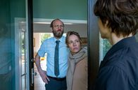In Wahrheit – Judith Mohn (Christina Hecke, re.) stattet Serge Roubaix (Jean-Luc Bubert, li.) und seiner Frau Marianne (Anneke Schwabe, Mi.) einen Besuch ab. Der Pharmareferent ist ins Visier ihrer aktuellen Mordermittlung gerückt.