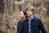 MacGyver – Riley Davis (Tristin Mays, l.); Angus MacGyver (Lucas Till, r.)