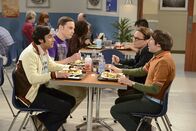 The Big Bang Theory – Howards (Simon Helberg, r.) Junggesellenabschied steht bevor. Sheldon (Jim Parsons, 2.v.l.), Leonard (Johnny Galecki, 2.v.r.) und Raj (Kunal Nayyar, l.) sind irgendwie schon voller Vorfreude ...
