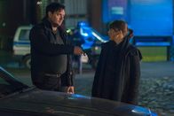 Polizeiruf 110 – Bukow (Charly Hübner) übergibt König (Anneke Kim Sarnau) seine Dienstwaffe.