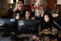 Ocean's 8 – Kommen ihrem Ziel immer näher, v.li.: Sandra Bullock als Debbie Ocean, Sarah Paulson als Tammy, Rihanna als Nine Ball, Cate Blanchett als Lou, Awkwafina als Constance