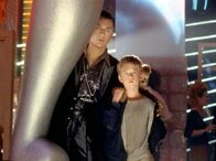 A.I. - Künstliche Intelligenz – Auf der Suche nach der "blauen Fee": David (Haley Joel Osment, re.) und sein Freund Gigolo Joe (Jude Law).