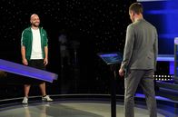 Gefragt - Gejagt – Moderator Alexander Bommes (r.) mit dem Kandidaten Mattis Flötotto (l.).