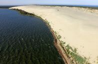 Wilde Ostsee – Die Ostsee ist das jüngste Meer der Erde und erst nach der letzten Eiszeit entstanden. Es scheint so vertraut, bietet aber viele Überraschungen. Wind und Wellen formen bis heute die Ufer der Ostsee. Die erste Folge führt von Dänemarks Nordspitze, über die Halbinsel Darß und die Kurische Nehrung bis zu den endlosen Stränden Lettlands. - Foto: Kurische Nehrung von oben.