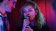ZERV - Zeit der Abrechnung – Karo (Naja Uhl, r.) und Peter (Fabian Hinrichs, l.) kommen sich beim Karaoke näher.