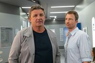 Der Bergdoktor – Martin (Hans Sigl, l.) und Hans Gruber (Heiko Ruprecht, r.) machen sich Sorgen um ihre Mutter.