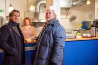 Der Alte – Im Obdachlosen-Café trifft Caspar Bergmann (Thomas Heinze, l.) auf zwei gute Bekannte des Opfers, Verena Horsch (Wiebke Puls, M.) und Duschke (Ferdinand Dörfler, r.)
