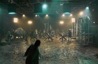 Bad Director – Es herrscht völliges Chaos bei den Vorbereitungen der Dreharbeiten von Gregor Samsas (Oliver Masucci, vorne) nächstem Film.