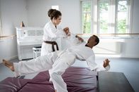 Schloss Einstein – So anstrengend hat sich Pawel (Noel Okwanga, re.) das gemeinsame Sportmodul mit Sibel (Josie Hermer, li.) nicht vorgestellt.