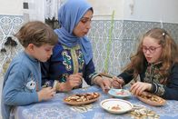 Zu Tisch ... – Dhoha füllt mit ihren Kindern Datteln mit Pistazien- und Mandelpaste.