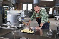 Die Tricks der Lebensmittelindustrie – Sebastian Lege deckt die Tricks von Unilever auf. Langnese, Pfanni oder Knorr - alles Marken des Großkonzerns. Was steckt wirklich in den Produkten? Produktentwickler Lege baut die berühmten Lebensmittel nach.