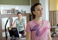 Der Dicke – MDR Fernsehen DER DICKE III. STAFFEL FOLGE 29, "Voll ins Herz" Uhr. Yasmin (Sophie Dal, r.) kann sich nicht auf die Arbeit in der Kanzlei konzentrieren - ihr Vater hat einen Herzinfarkt erlitten. Schließlich muss die überforderte Gudrun (Katrin Pollitt, l.) für sie einspringen.