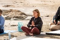 Beyond Paradise – Martha (Sally Bretton) versucht, sich mit Yoga am Strand zu entspannen.