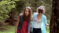 Mia and me – Mia (Margot Nuccetelli, l.) und Sara (Lucia Luna, r.) hören verdächtige Geräusche im Wald und entdecken Fabio, der sich vor ihnen versteckt hat.