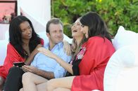 Hawaii Five-0 – Danny (Scott Caan, 2.v.l.) genießt seinen Job, die schönsten Frauen der Welt (Jacquelyn Jablonski, r., Jasmine Tookes, l. und Behati Prinsloo, 2.v.r.) vor einer Stalkerin zu beschützen ...