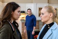 Sturm der Liebe – Christoph (Dieter Bach, M.) hat genug von dem Streit zwischen Denise (Helen Barke, l.) und Annabelle (Jenny Löffler, r.).