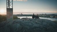 Everyone But Us – Hilma (Alba August) und Ola (Björn Gustafsson) genießen die Aussicht auf Stockholm.