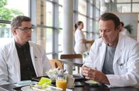 In aller Freundschaft – Dr. Elias Bähr (Stefan Ruppe, li.) ist fassungslos, als Dr. Martin Stein (Bernhard Bettermann, re.) ihm vom Tod seiner Tochter erzählt.