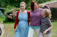 Verliebt in Masuren – Endlich zuhause! Roza (Lina Wendel) mit ihrer Tochter Ewa (Kasia Borek, li.) und ihrem Enkel Kajetan (Maxim Topyla).