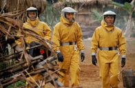 Outbreak - Lautlose Killer – L-R: Walter Salt (Cuba Gooding, Jr.), Major Casey Schuler (Kevin Spacey) und Dr. Sam Daniels (Dustin Hoffman) sehen mit Schrecken, was der Motaba-Virus in einem afrikanischen Dorf angerichtet hat.