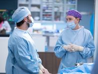 Grey's Anatomy – Dr. Levi Schmitt (Jake Borelli, l.); Dr. Meredith Grey (Ellen Pompeo, r.)