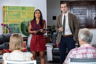 Death in Paradise – Als DS Cassell (Joséphine Jobert, 2.v.l.) und DI Parker (Ralf Little, 2.v.r.) die anderen Fallschirmspringer befragen, macht sie etwas nachdenklich. Um an Antworten zu kommen, müssen die Ermittler tiefer graben.