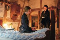 A Gschicht über d'Lieb – Die Badnerin (Eleonore Weisgerber) ahnt, was mit Maria (Svenja Jung) nicht stimmt.