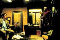 Snatch - Schweine und Diamanten – Immer wieder gelingt es Franky Four Fingers (Benicio Del Toro, l.), den vertrottelten Möchtegern-Gangstern Sol (Lennie James, M.) und Vincent (Robbie Gee, r.) ein Schnippchen zu schlagen ...