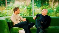 Terra X: Liebe – In Italien nimmt Leon Windscheid (l.) an einer Hochzeit teil – und resümiert mit Alain de Botton (r.) danach, was jeder einzelne tun kann, um verliebt zu bleiben.