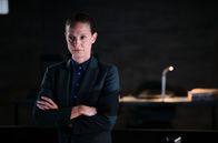 Tatort – Johanna Stern (Lisa Bitter) wurde vom Tatverdächtigen provoziert und beobachtet die Vernehmung nun von außen.