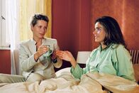 Edel & Starck – Während Felix hinter Gittern sitzt, trinkt Sandra (Rebecca Immanuel, r.) mit Patricia (Barbara Demmer, l.) ihren Morgenkaffee. Ihre Gedanken sind jedoch ganz bei ihrem Kanzleipartner.