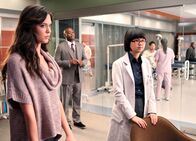 Dr. House – Als auch Dr. Adams (Odette Annable, li.) und Dr. Park (Charlyne Yi) keinen entscheidenden Hinweis auf Byrds Erkrankung finden können, weist Foreman (Omar Epps, hi.) die Entlassung des Patienten an.