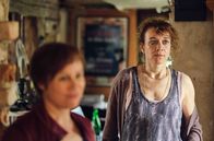 Tatort – Andrea Pagel (Angelika Richter, re.) schlägt sich so durch, ist froh, ihren Mann losgeworden zu sein, und glaubt nicht daran, dass Menschen wie er sich ändern können.