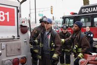 Chicago Fire – Chicago Fire Staffel 10 Folge 18 Angespannte Lage: Alberto Rosende als Gallo (vorne), Daniel Kyri als Darren Ritter