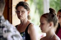 Die Verdächtige – Am Badesee wirft Hana (Klara Meliskova, Mi.) den anderen Besuchern empörte Blicke zu.